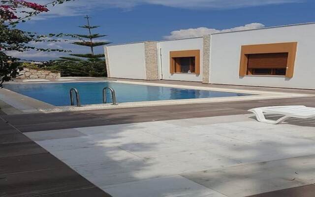 CE004 by Villaofsummer