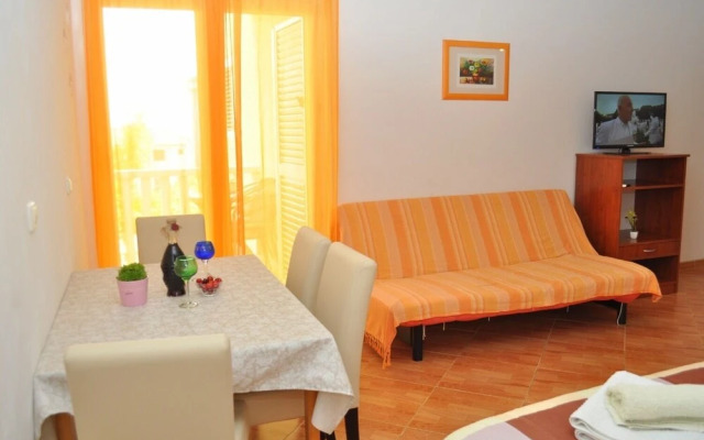 Ivi - big Parking and Courtyard - SA3