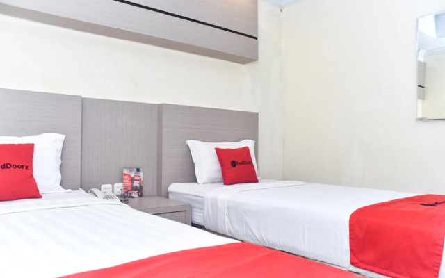 Reddoorz Plus near Makassar Town Square
