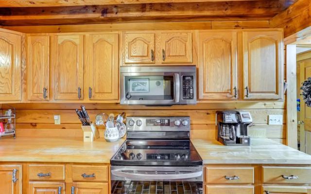Spacious Wilmington Cabin: Walk to Lake