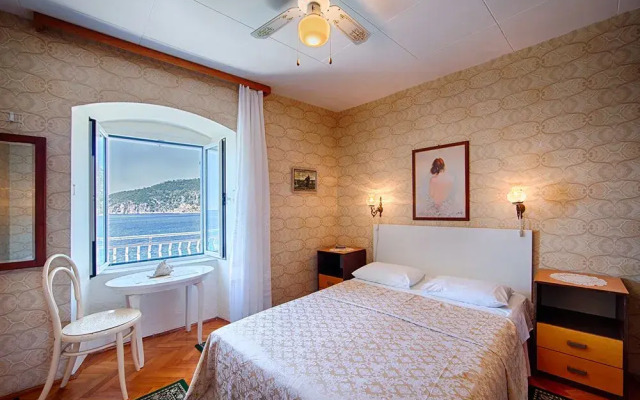 Mira Sea Front Guesthouse