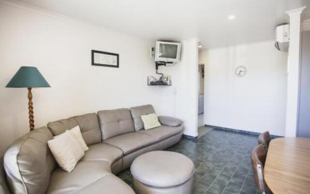 Apollo Lodge and Apartment