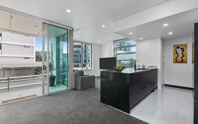 QV Upscale Modern Apt with Parking -965