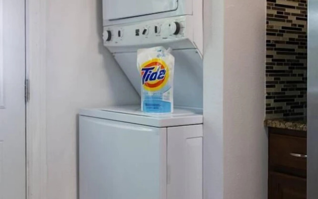 Stylish 3br/2ba Duplex Austin Home w/ Balcony