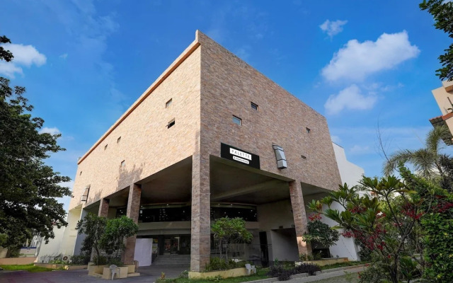 Poolside Retreat Near Sathyabama Chennai