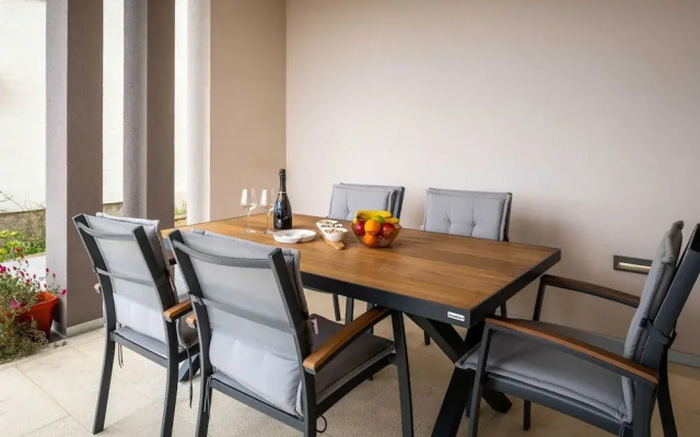 Spacious Povljana Apartment With Sea View and Terrace
