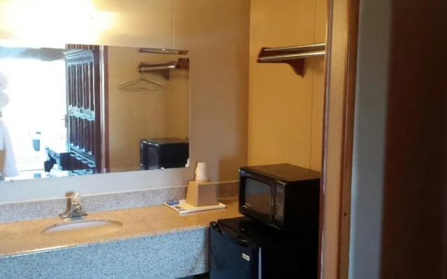Carefree Inn Flatonia
