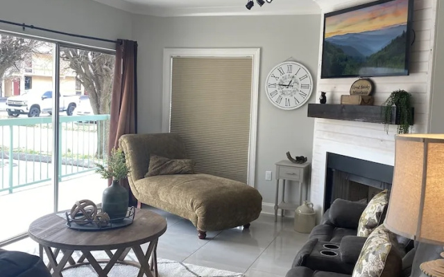 111 3bd 3 Bedroom Condo by RedAwning