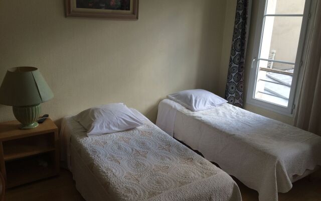 Отель Au Royal Mad