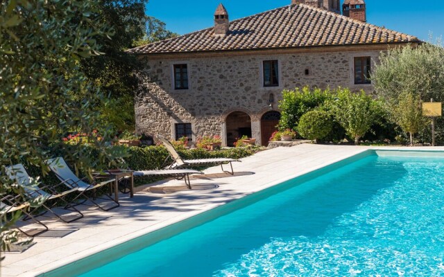 Secluded Apartment in Rapolano Terme with Garden