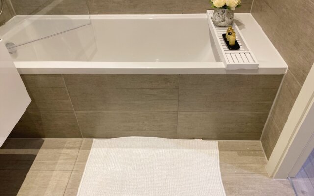 Newpointe Luxury Serviced Apartment at the Atrium