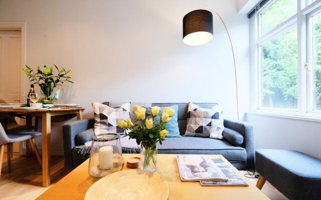 Modern 2 BR Flat in Bedford Park