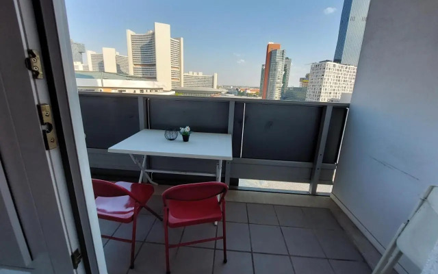 Mischek Tower Apartment with private terrace next to UNO