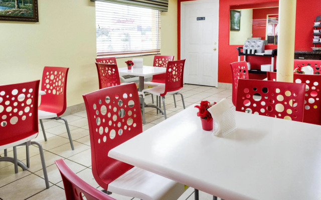 Econo Lodge Inn & Suites