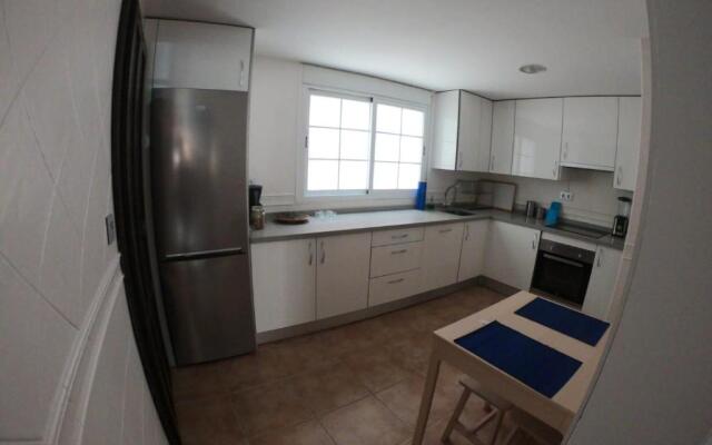 Private townhouse with roof terrace close to the beach