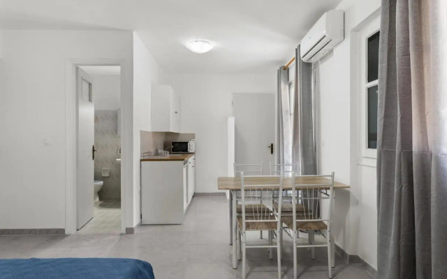 Nikolas Apartments