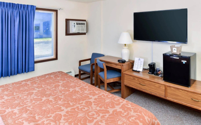 Love Hotels Staples by OYO at HWY 10 MN