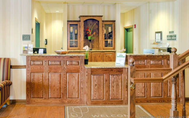 Country Inn & Suites by Radisson, Kansas City at Village West, KS