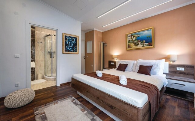 Stunning Home in Icici With Wifi and 4 Bedrooms