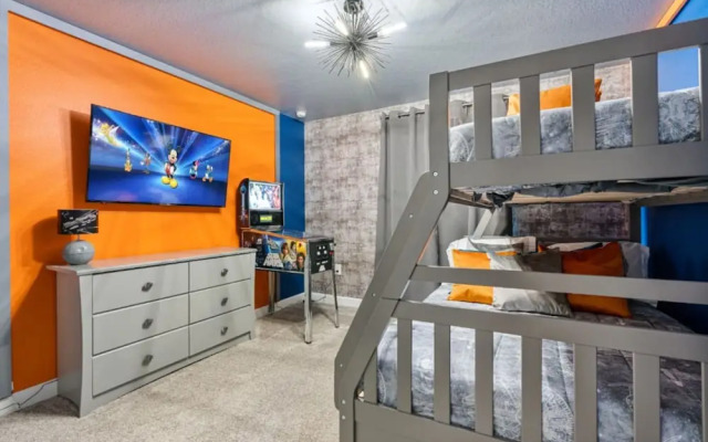 Amazing 4bdr House Storey Lake