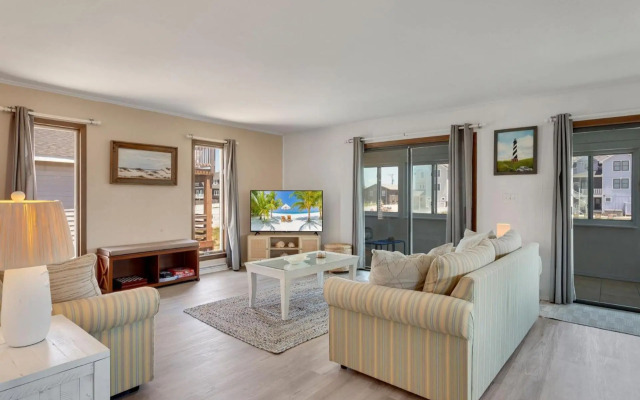 4122 - Blue White Haven