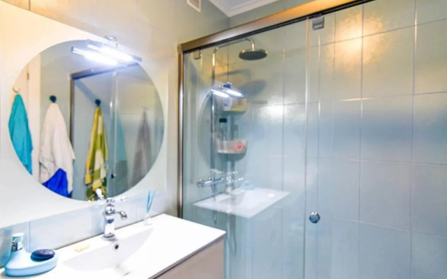 ¡Nuevo! Coqueto y cómodo apartamento con piscina y padel