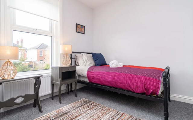 Little Boat: A Modern Beachside Flat