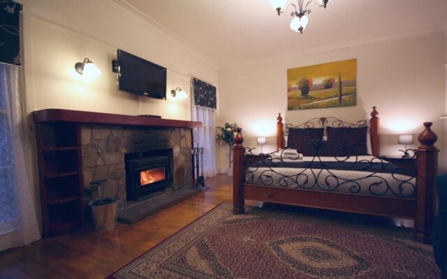 Tudor Cottages Mt Dandenong