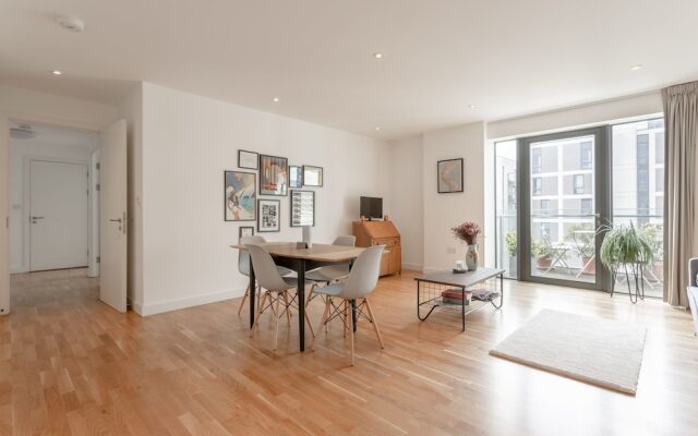 Stylish 2 Bedroom Flat With Balcony