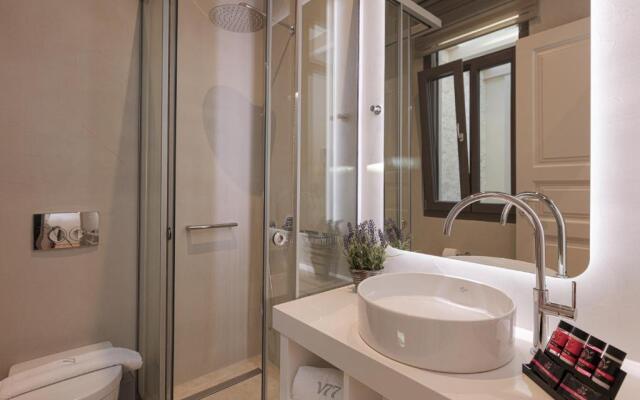 V77 Seafront Suites