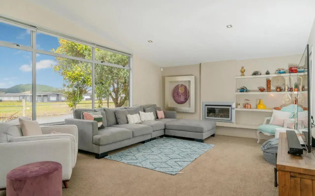 Sanctuary By The Water - Matarangi Holiday Home
