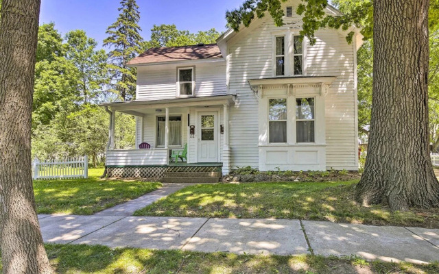 Family-friendly Menomonie Retreat: Walk to Town!