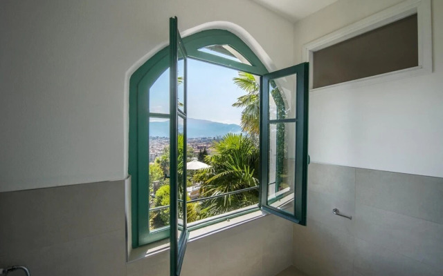 Il Motto Villa With big Garden and Lake View