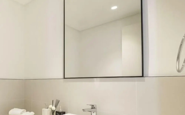 LUX The Marina Vista Beachfront Suite 3