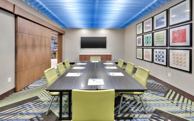 Holiday Inn Express & Suites Yukon by IHG