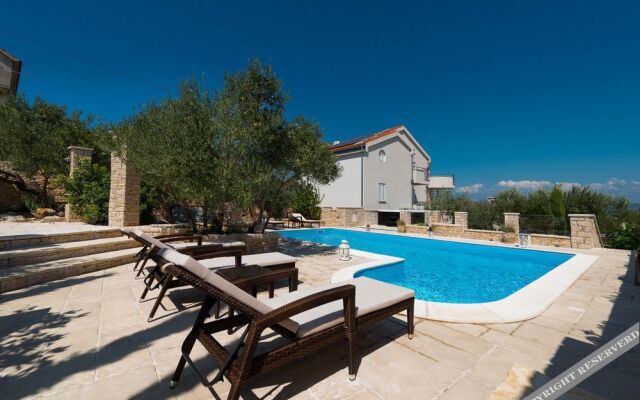 Villa Mediterranean Garden
