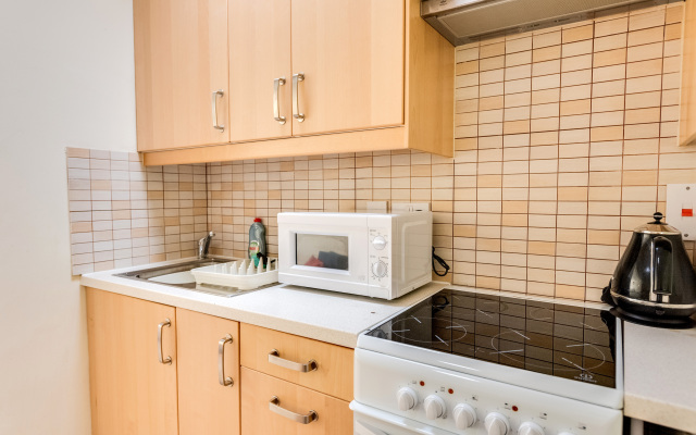 Spacious 1-Bedroom Flat with garden & free parking