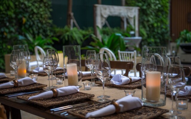 The Fives Travelers at the Fives Downtown by Ypj