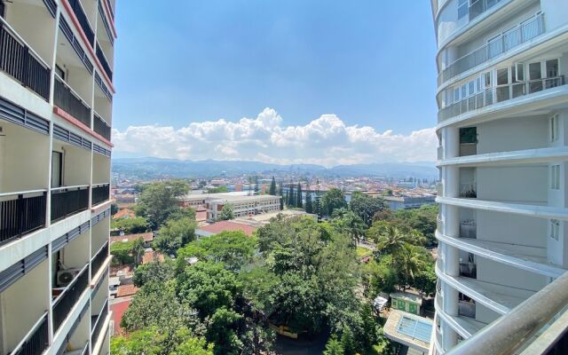 Bright Studio Room at Beverly Dago Apartment