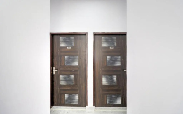 White House by OYO Rooms