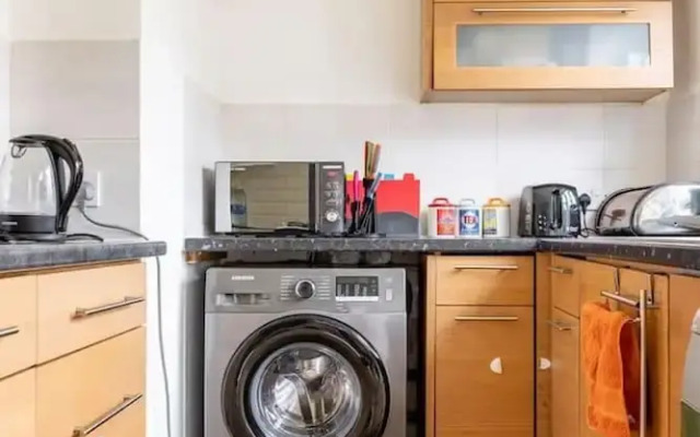 Spacious 3-bed House With car Park Near Heathrow