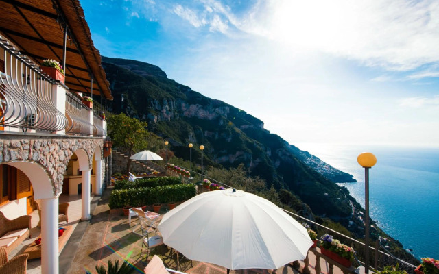 Villa Savina - Elegant Family Villa Overlooks Amalfi Coast -