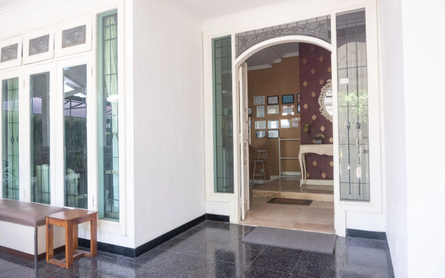 Londres Bed and Breakfast RedPartner near Gembira Loka Zoo