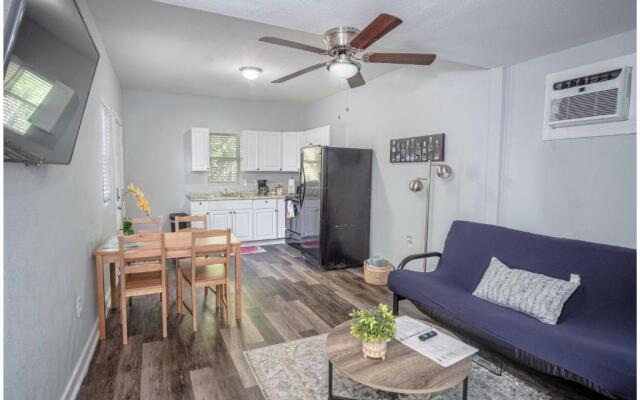 Remodeled Historic 1BR1BA House Near Downtown