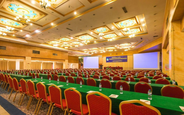 Twin Plaza Hotel