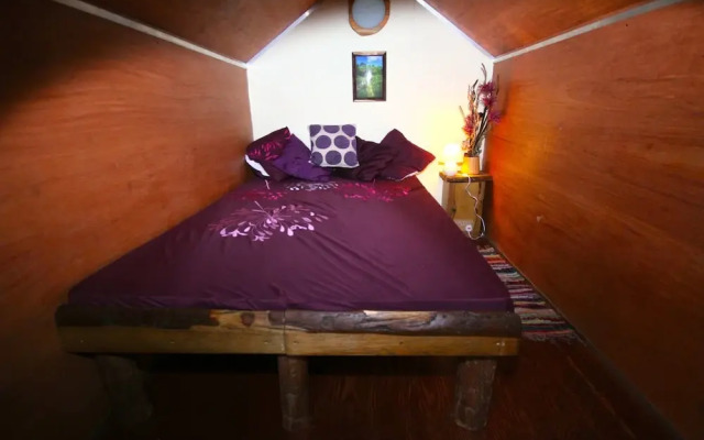 Secluded Meadow, Unique Shire Hut, Perfect Camping