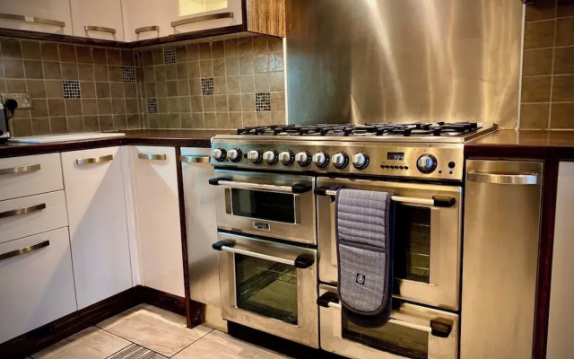 Sleeps10-parking-garden-hottub-petfriendly
