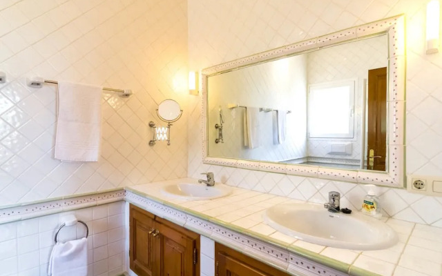 Villa With Sea Breeze Charm