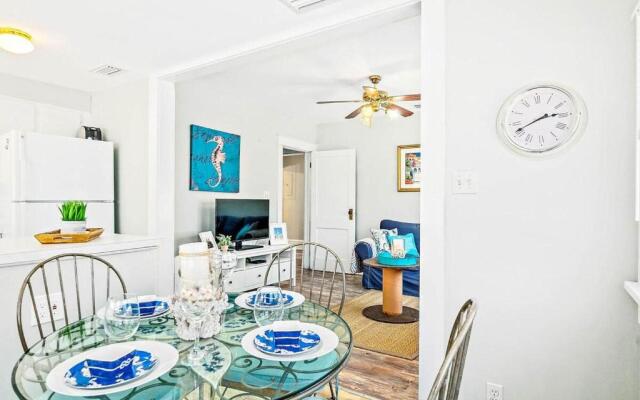 Charming Downtown Carriage Apartment