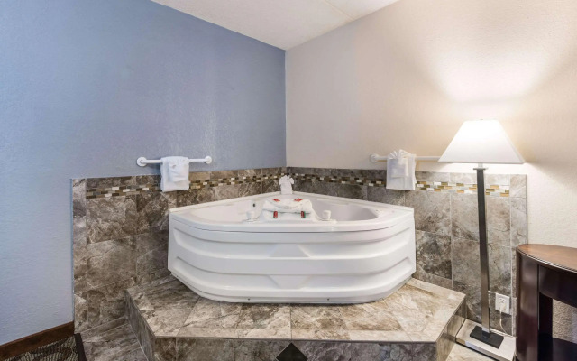 Econo Lodge Inn & Suites